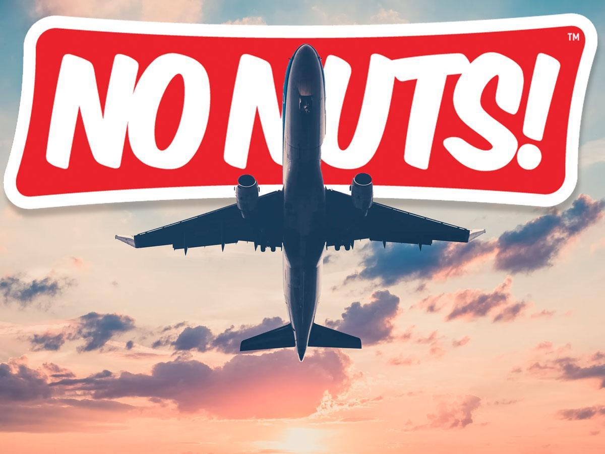 Disfrutando de los snacks No Nuts en un avión